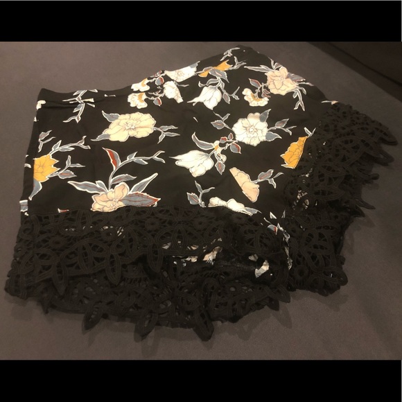 Kendall & Kylie Pacsun Floral Shorts - Picture 3 of 5
